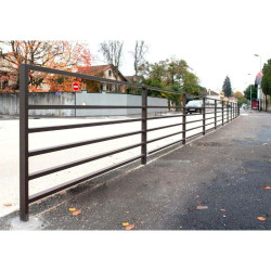 Barrière de sécurité acier le long d'un trottoir Barrière de sécurité acier le long d'un trottoir