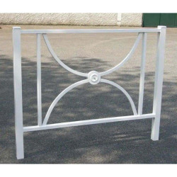 Barrière Vauban 150 cm blanche sur trottoir Barrière Vauban 150 cm blanche sur trottoir
