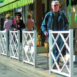 Barrière urbaine en acier blanc pour délimiter un trottoir Barrière urbaine en acier blanc pour délimiter un trottoir