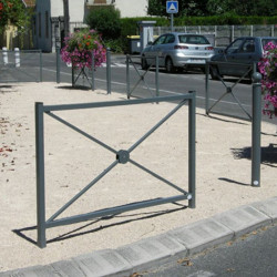 Barrière de protection grise pour délimiter une zone piétonne Barrière de protection grise pour délimiter une zone piétonne