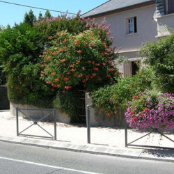Barrière voirie le long d'un trottoir Barrière voirie le long d'un trottoir