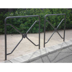 Barrière urbaine le long d'un trottoir Barrière urbaine le long d'un trottoir