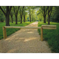 Barrière manuelle levante à l'entrée d'un bois